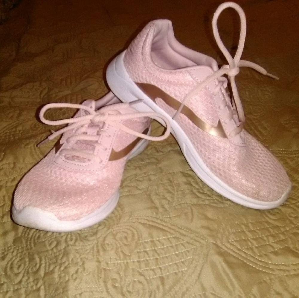Shoes - Picture 3 of 6